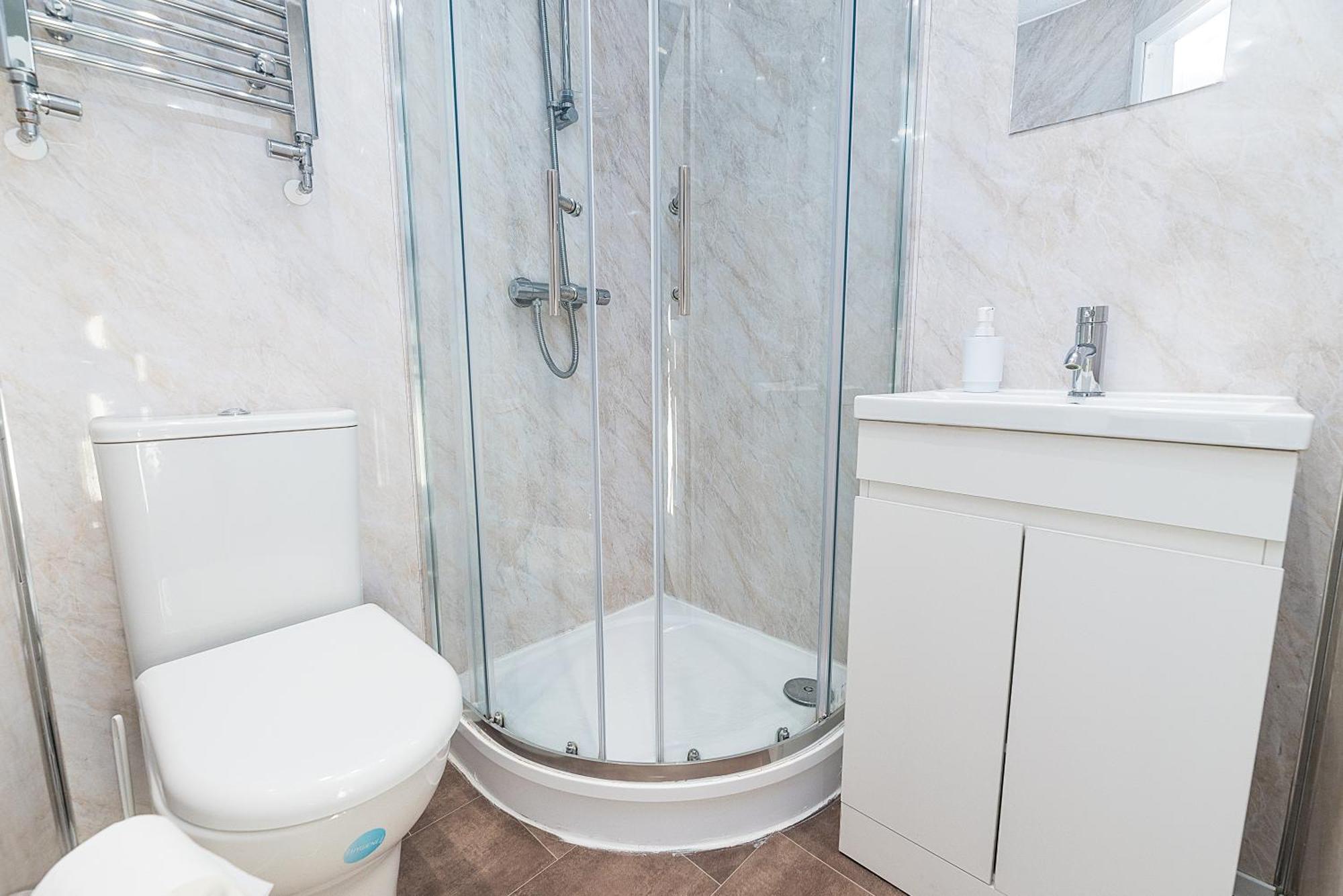 Spacious 4-bed, 4-bath Near Centre *