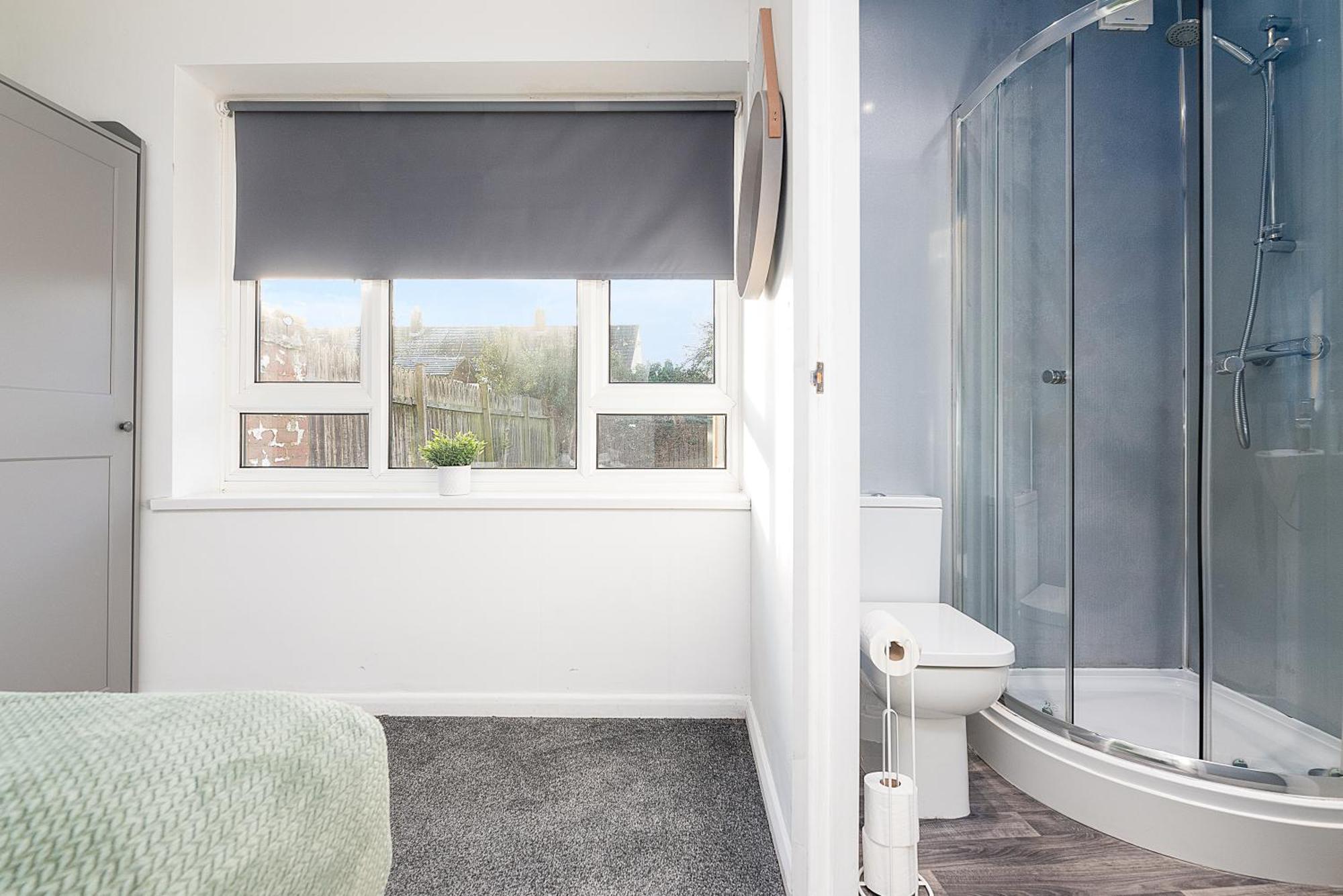 Spacious 4-bed, 4-bath Near Centre Derby