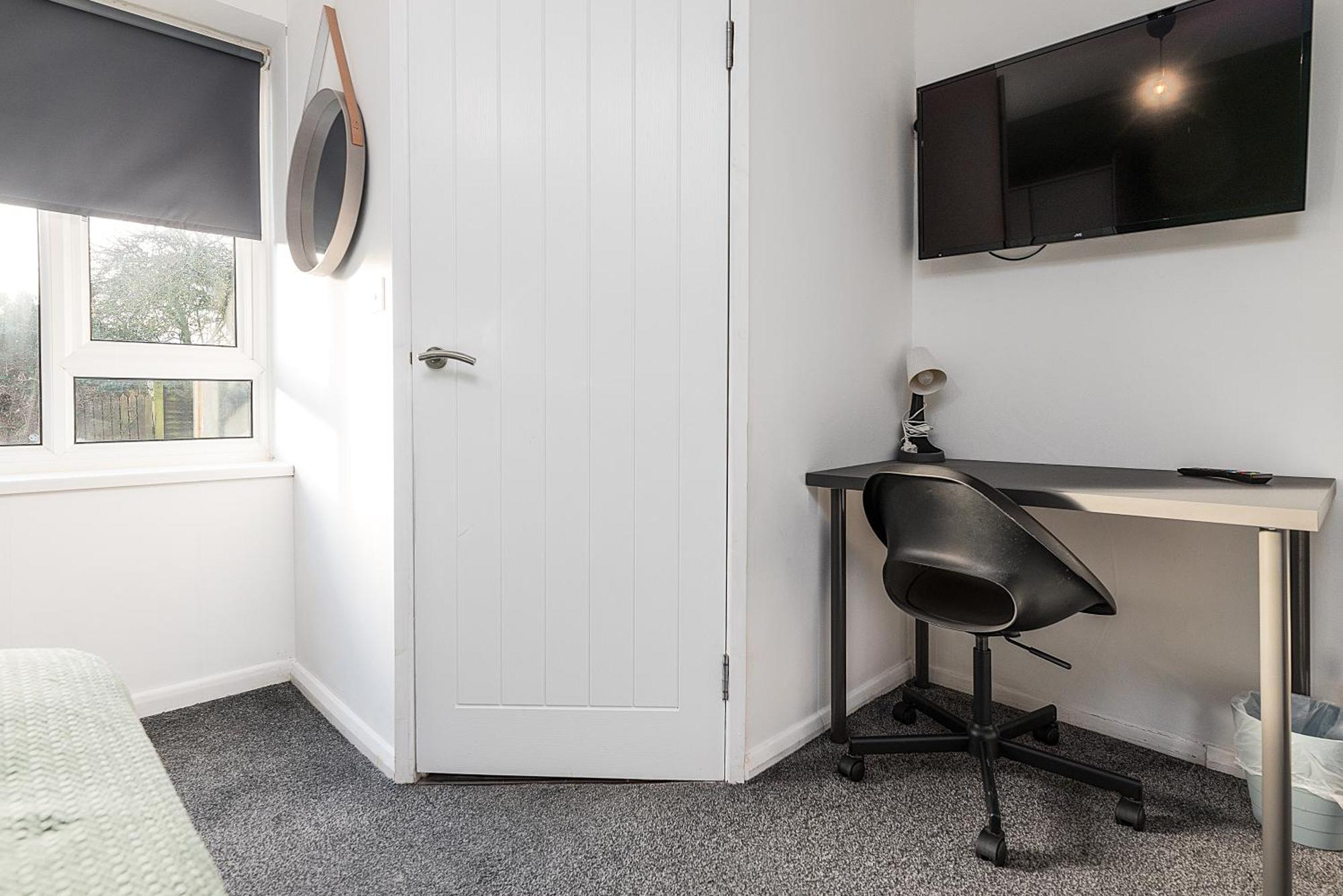 Spacious 4-bed, 4-bath Near Centre *
