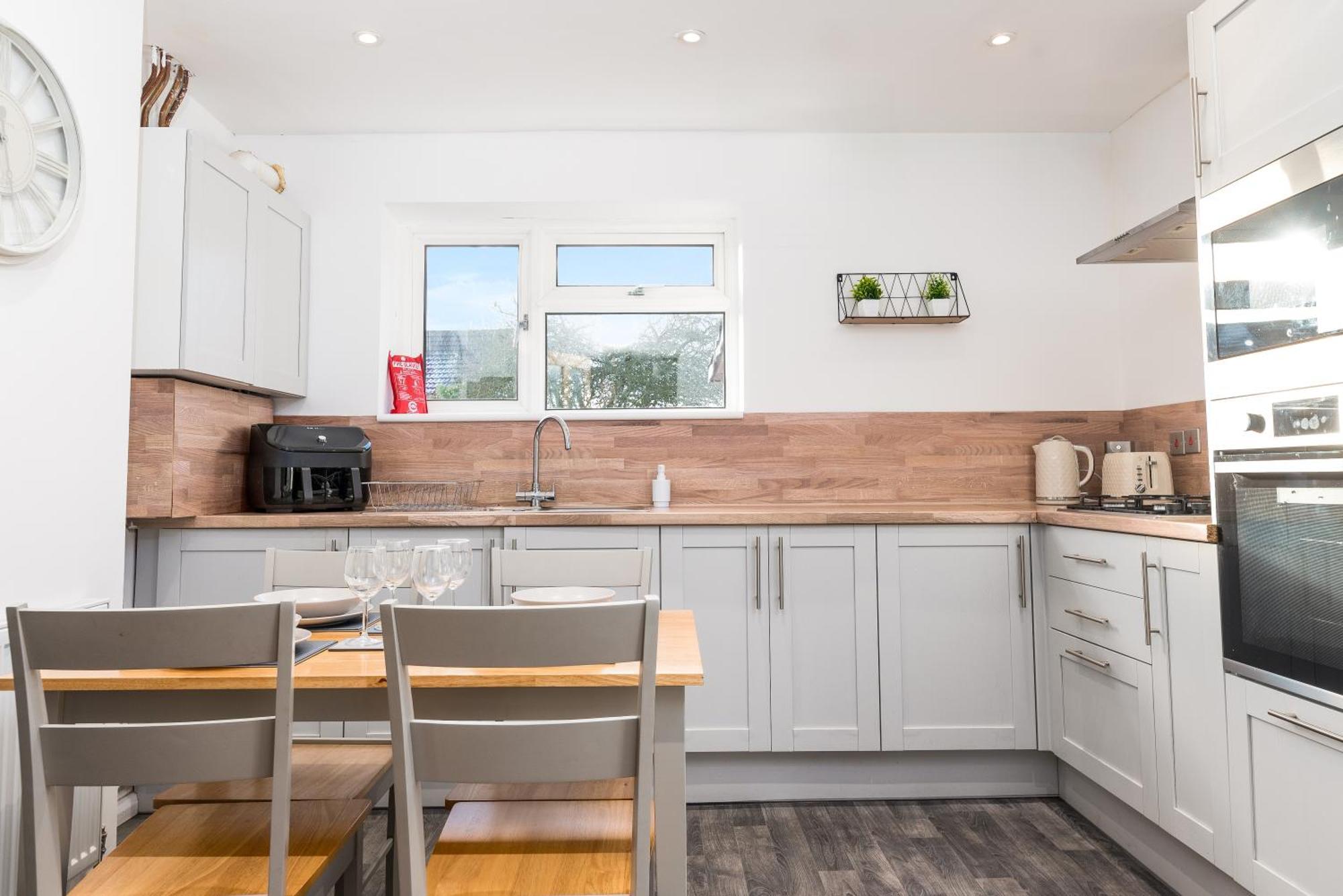 Spacious 4-bed, 4-bath Near Centre